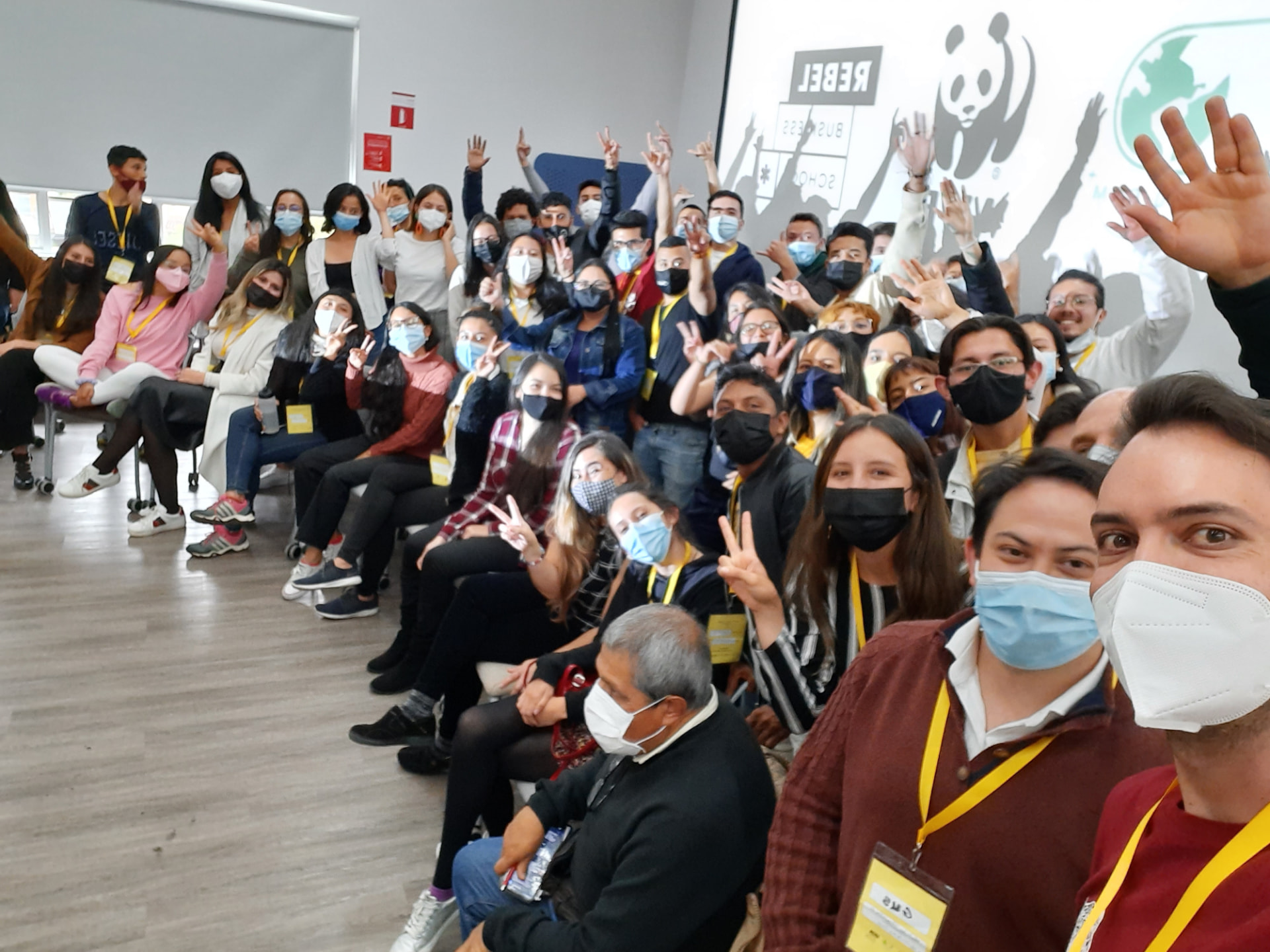 Grupo de participantes celebrando en un encuentro del programa