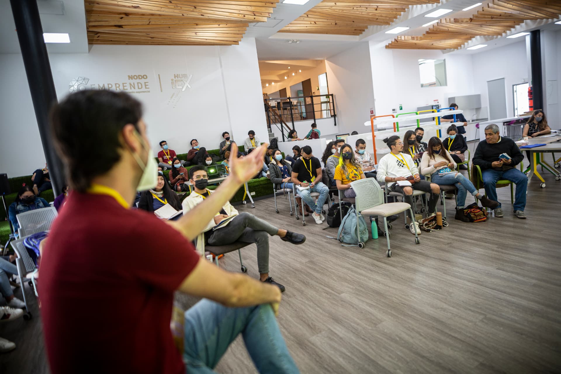 Facilitador guiando una sesión con jóvenes participantes