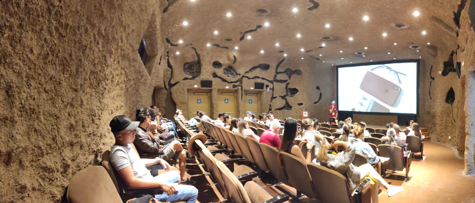 Jóvenes asistiendo a una charla en el auditorio
