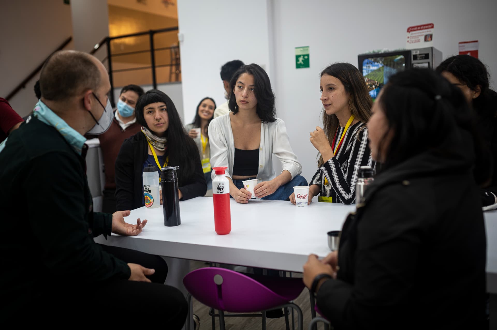 Participantes conversando alrededor de una mesa